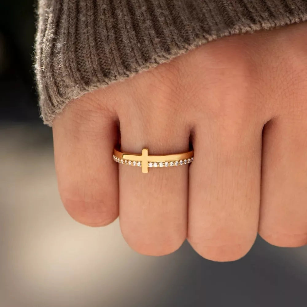 gold ring with geometric and N/A
