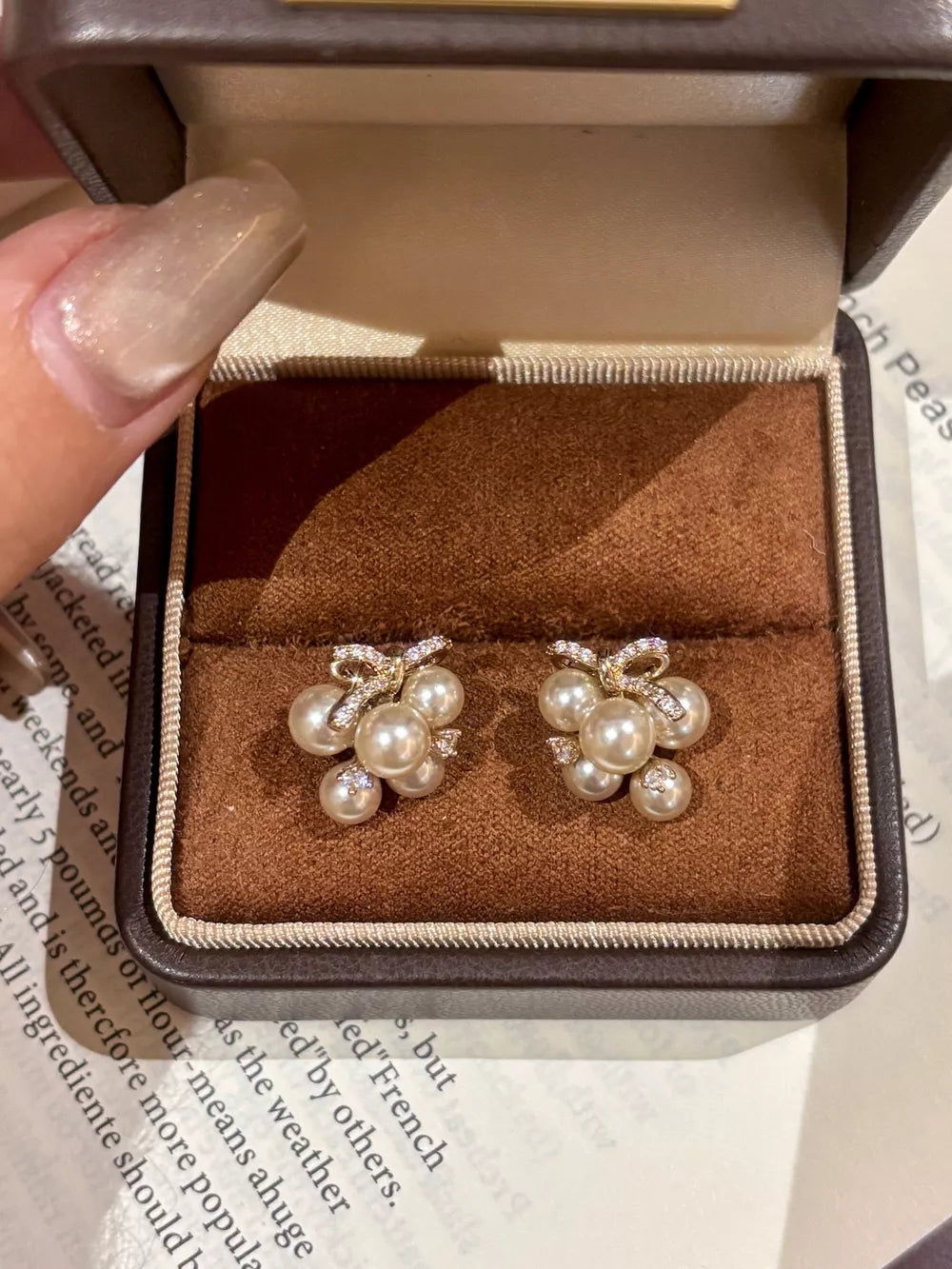 earrings in ivory featuring pearl cluster and regular fit