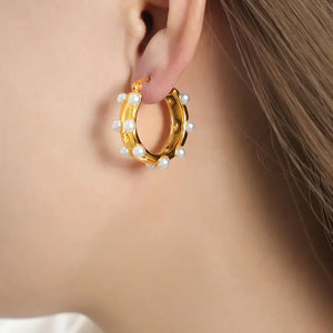 Gold hoop earrings with sculpted pearls detail