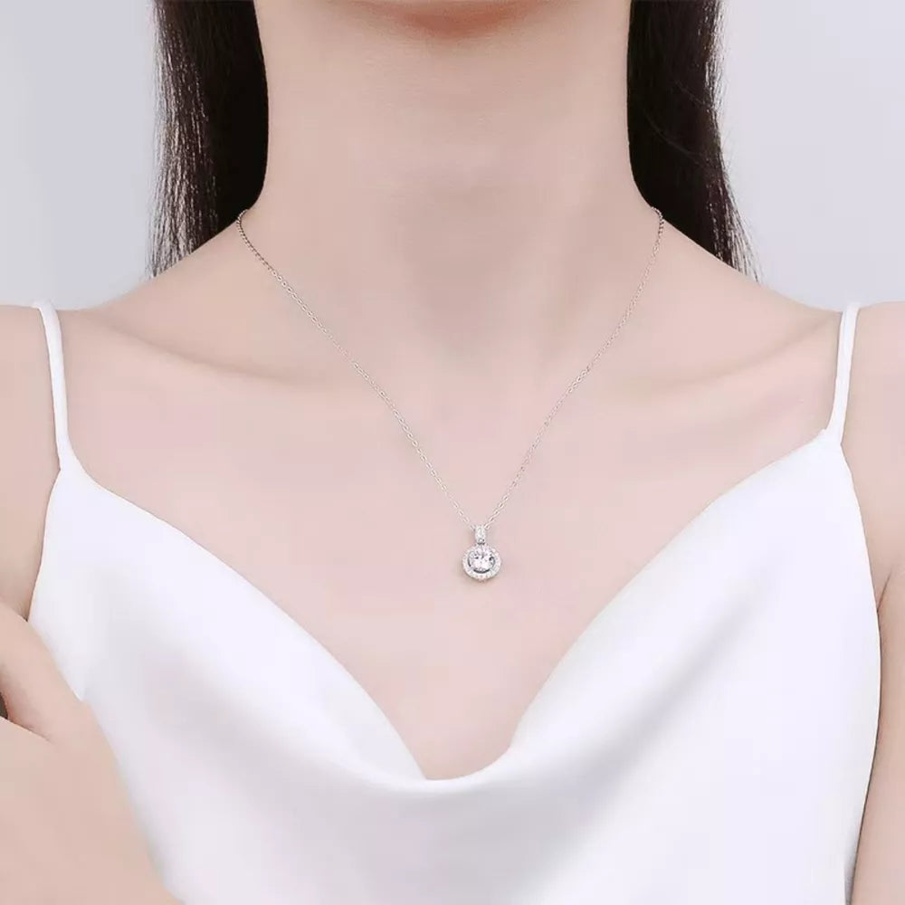 necklace in silver featuring pendant and straight fit