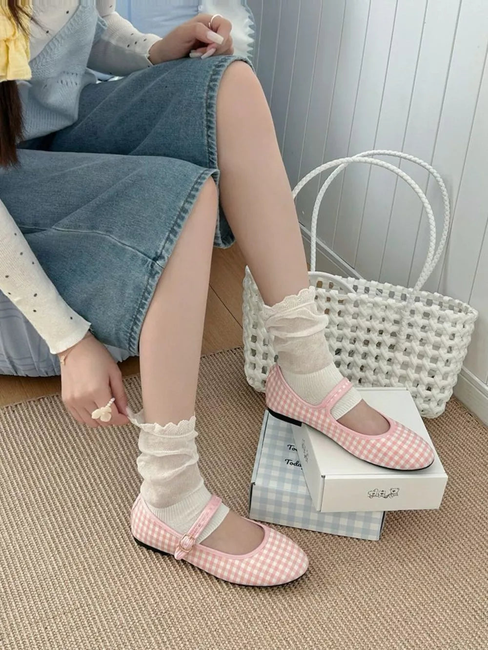 white socks with ankle-length and elastic