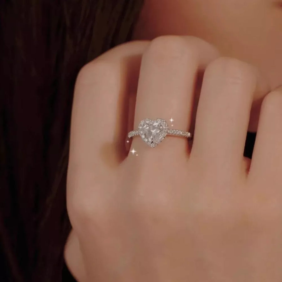 925 sterling silver,Moissanite Carat weight: 1ct Care instructions: Avoid wearin ring in clear with fitted silhouette