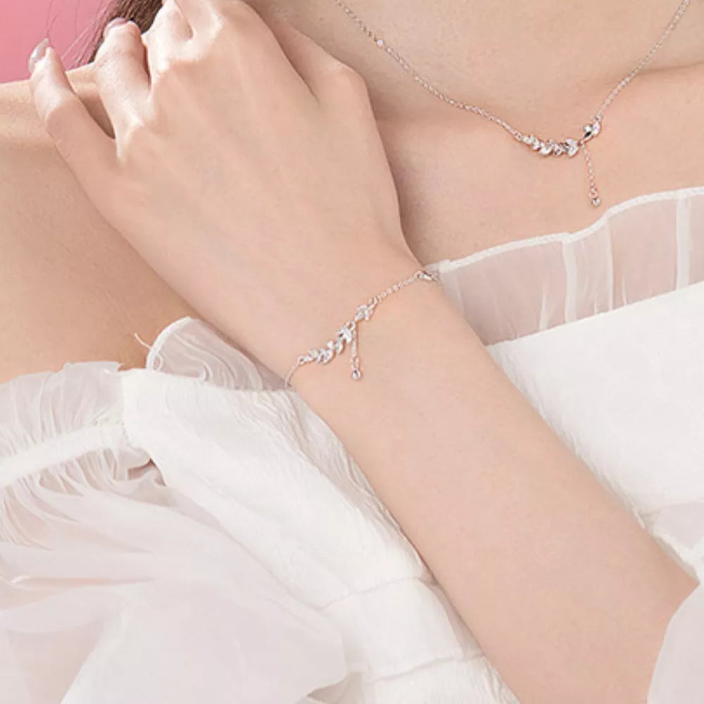 bracelet in silver featuring leaf motif and slim fit