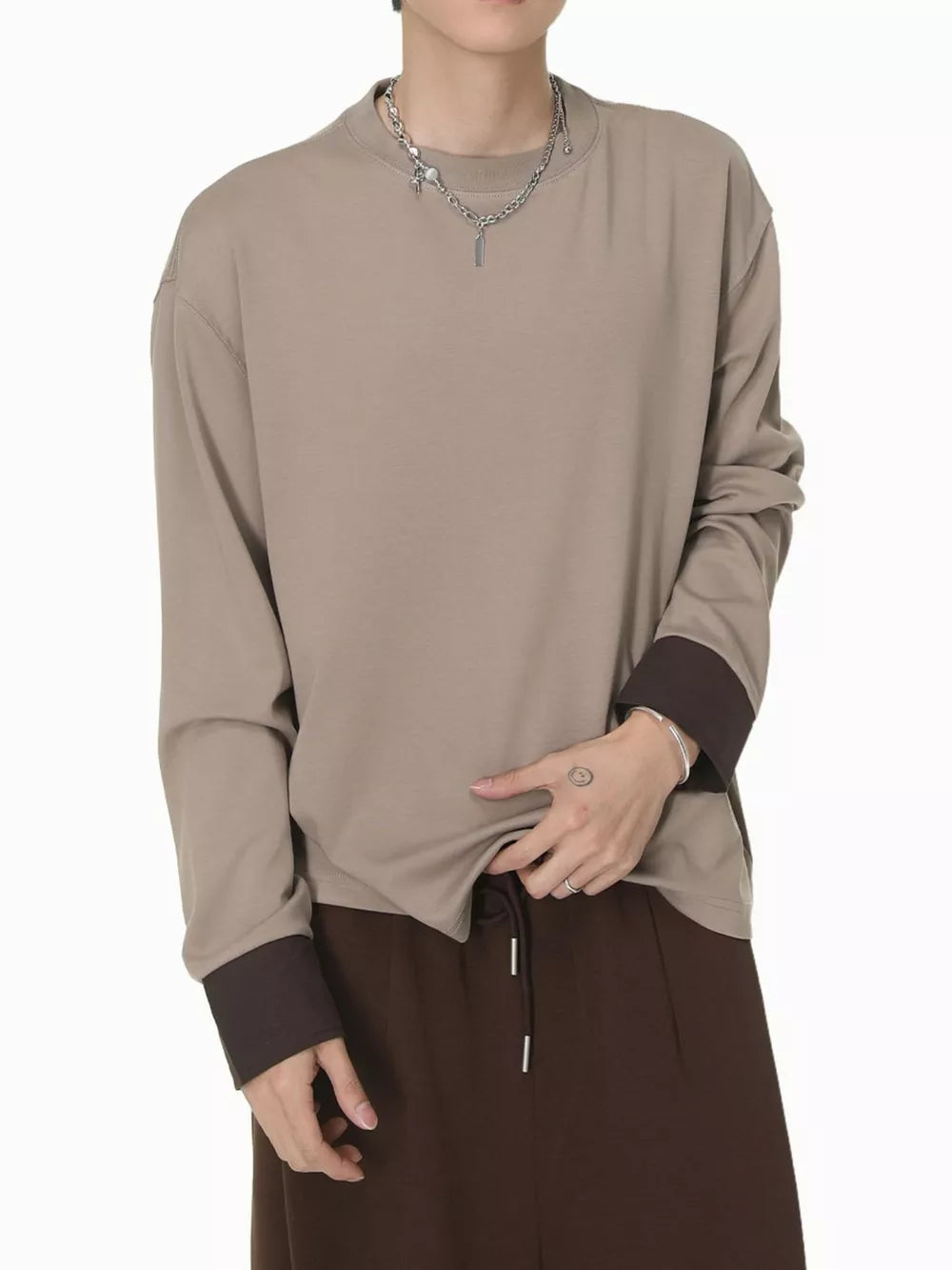 Relaxed fit long sleeve t-shirt in coffee color with contrasting cuffs. Cotton.