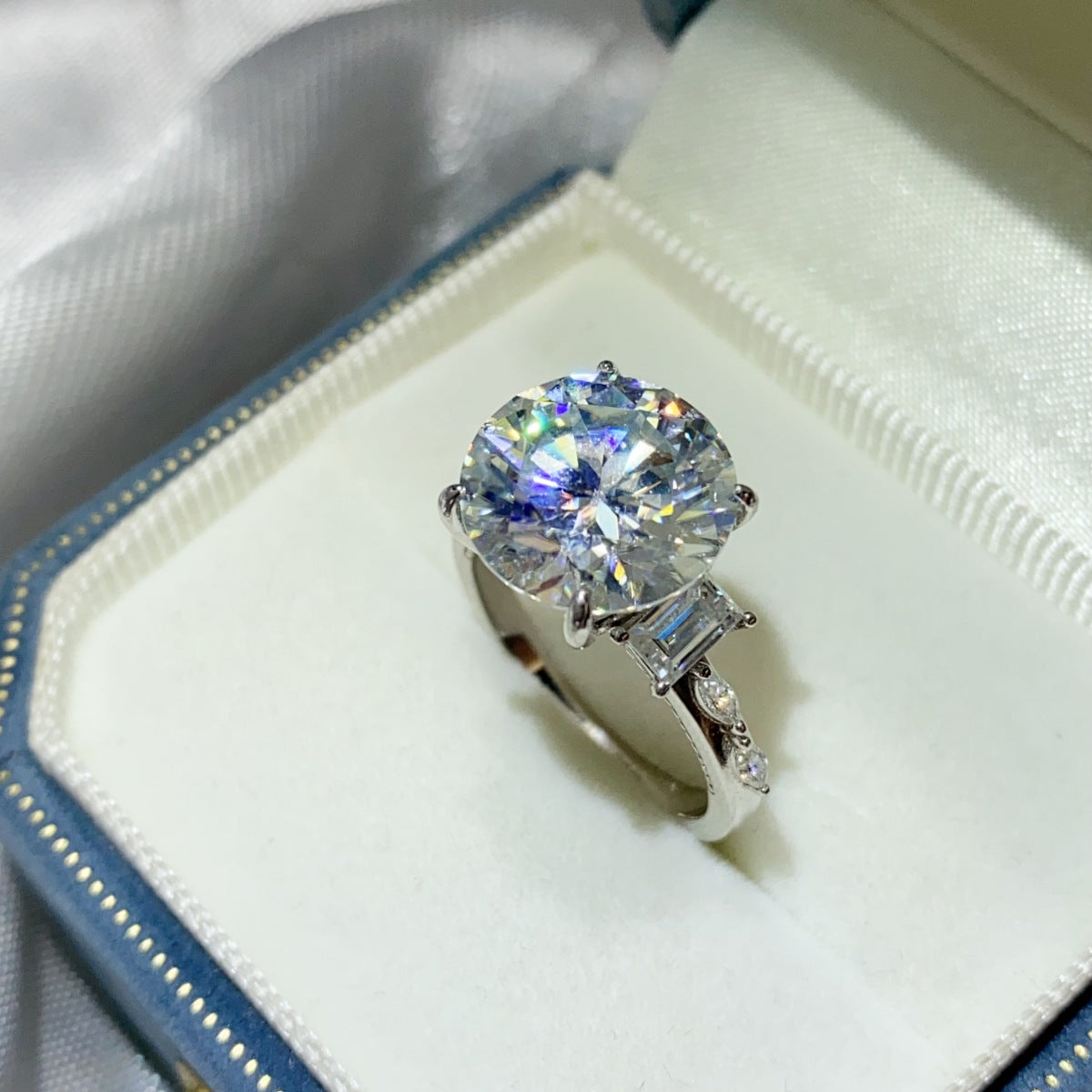 Platinum-Plated,925 sterling silver,Moissanite Carat weight: 8ct Care instructio ring in clear with classic silhouette