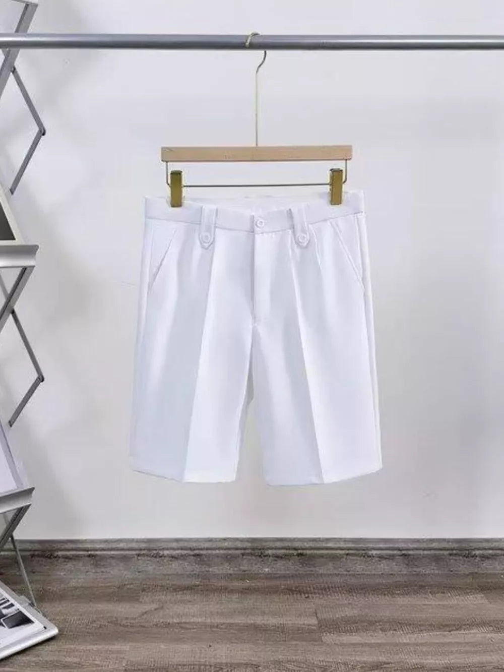 White pleated chino shorts for men with pockets and button closure.