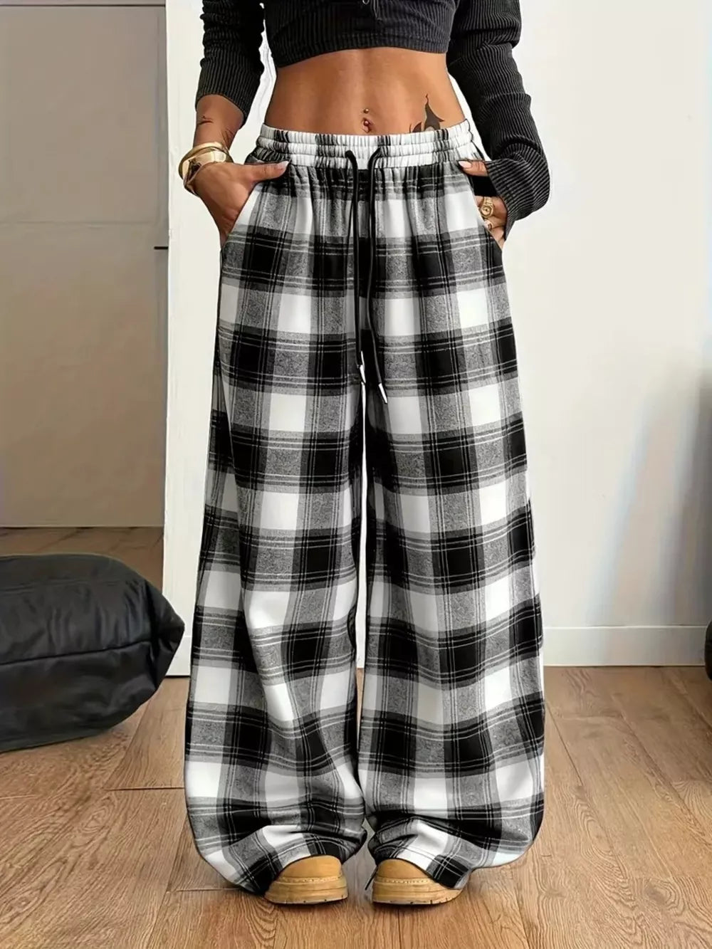 wide-leg pants in black featuring drawstring and loose fit