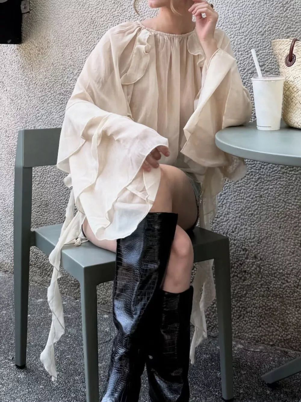 Eggshell blouse with hip-length and pullover