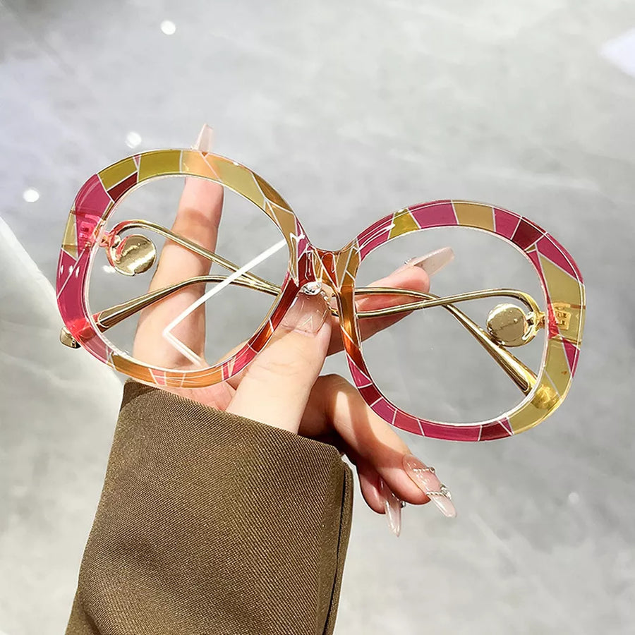 PC Frame material: Metal-plastic hybrid Lens material: Polycarbonate Temple mate sunglasses in Transparent with oversized