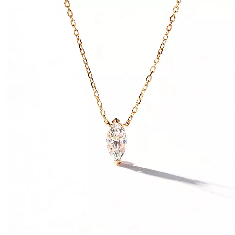 Gold necklace with 15.7 inches and clasp