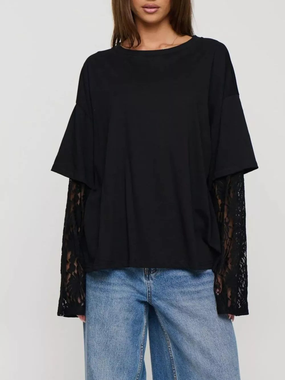 t-shirt in white with lace and hip-length