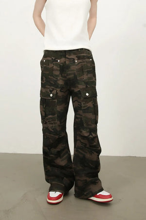 Wide-leg camo cargo trousers in green camouflage with multiple utility pockets.