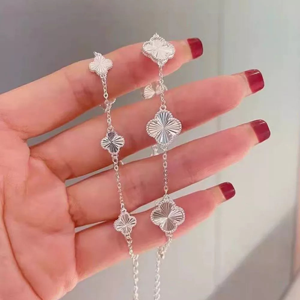 bracelet in silver featuring four-leaf clover charms and chain fit
