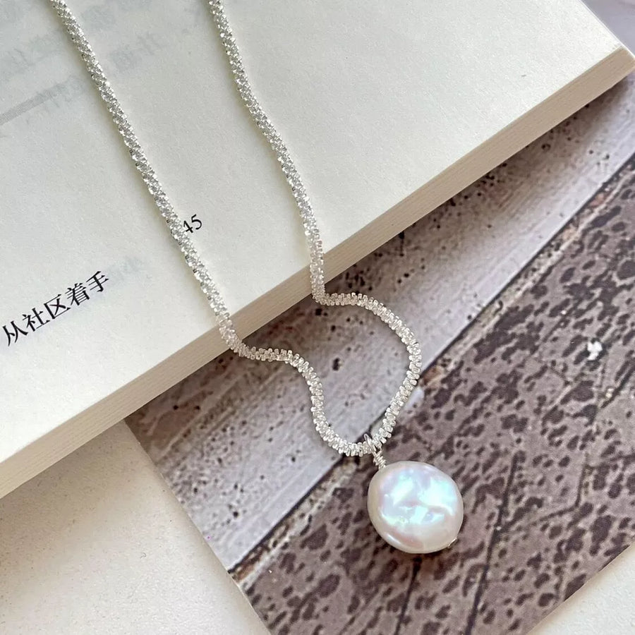 necklace in white with pearl pendant and choker