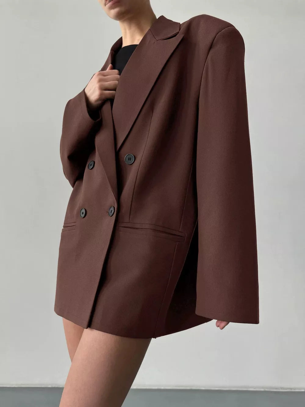 blazer in dark brown featuring buttoned and oversized fit