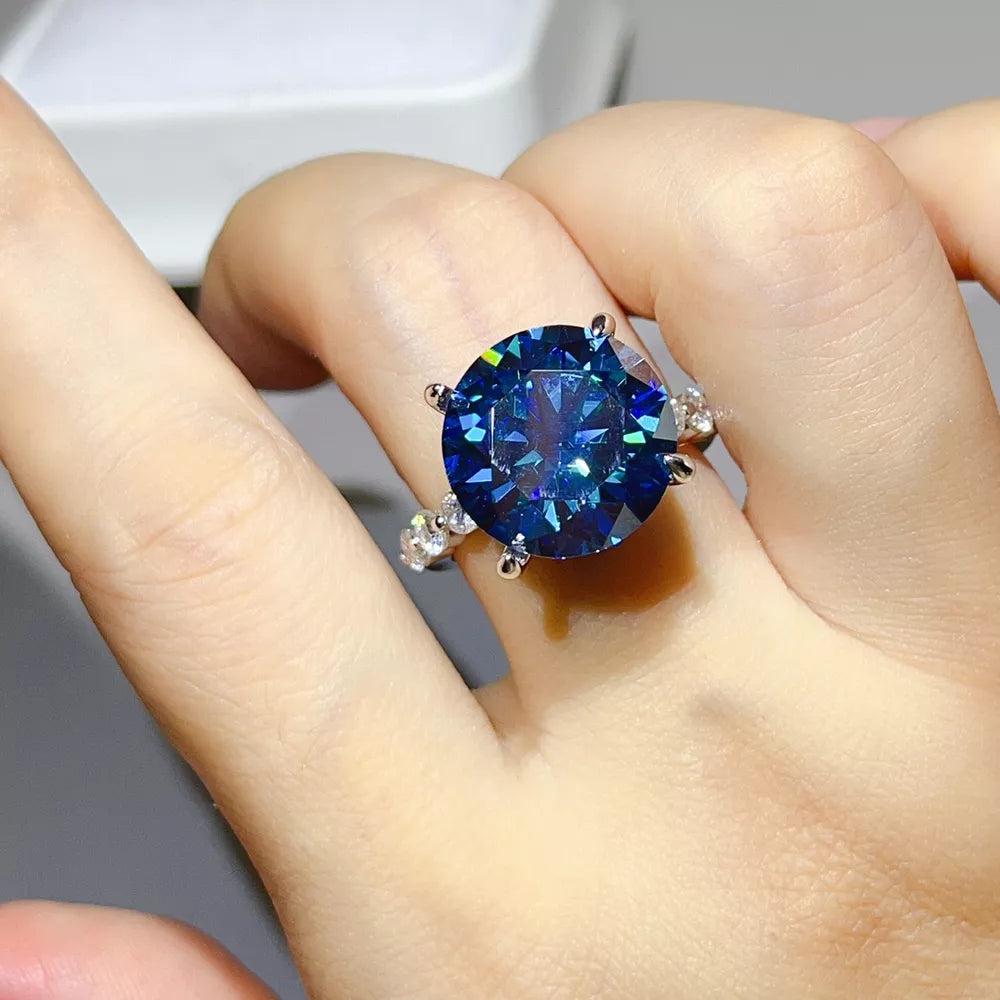 925 sterling silver,Moissanite Carat weight: 10ct Care instructions: Avoid weari ring in silver with jewelry silhouette