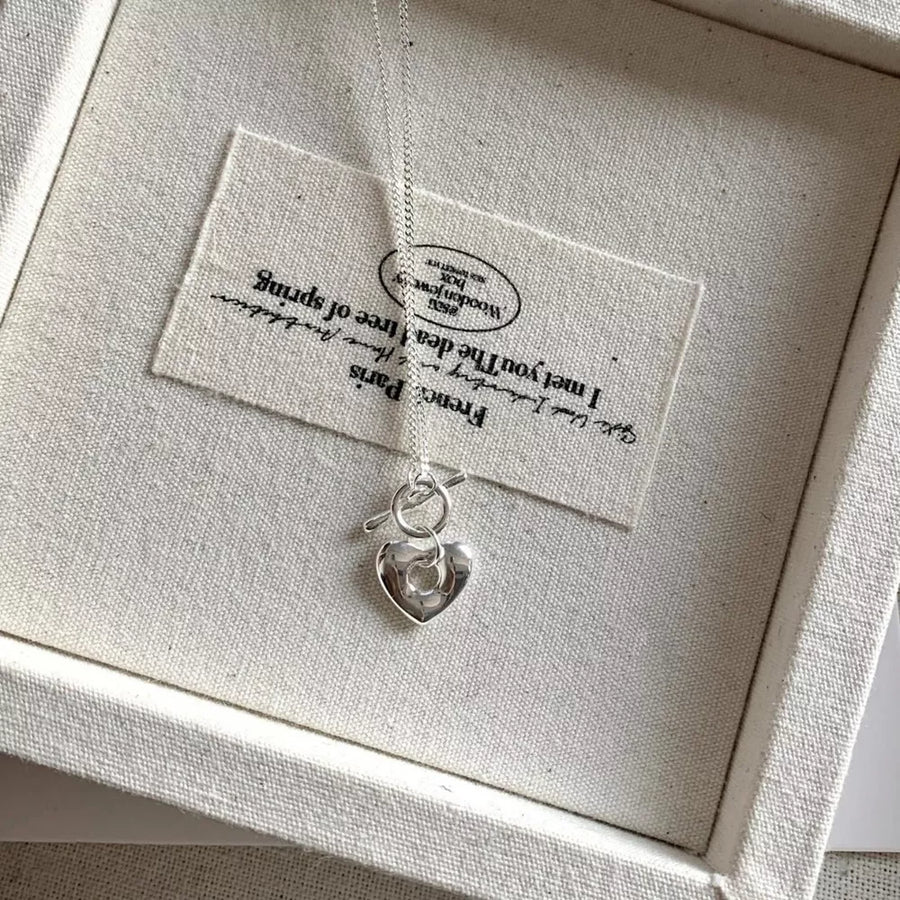 necklace in Silver with heart pendant and collarbone length