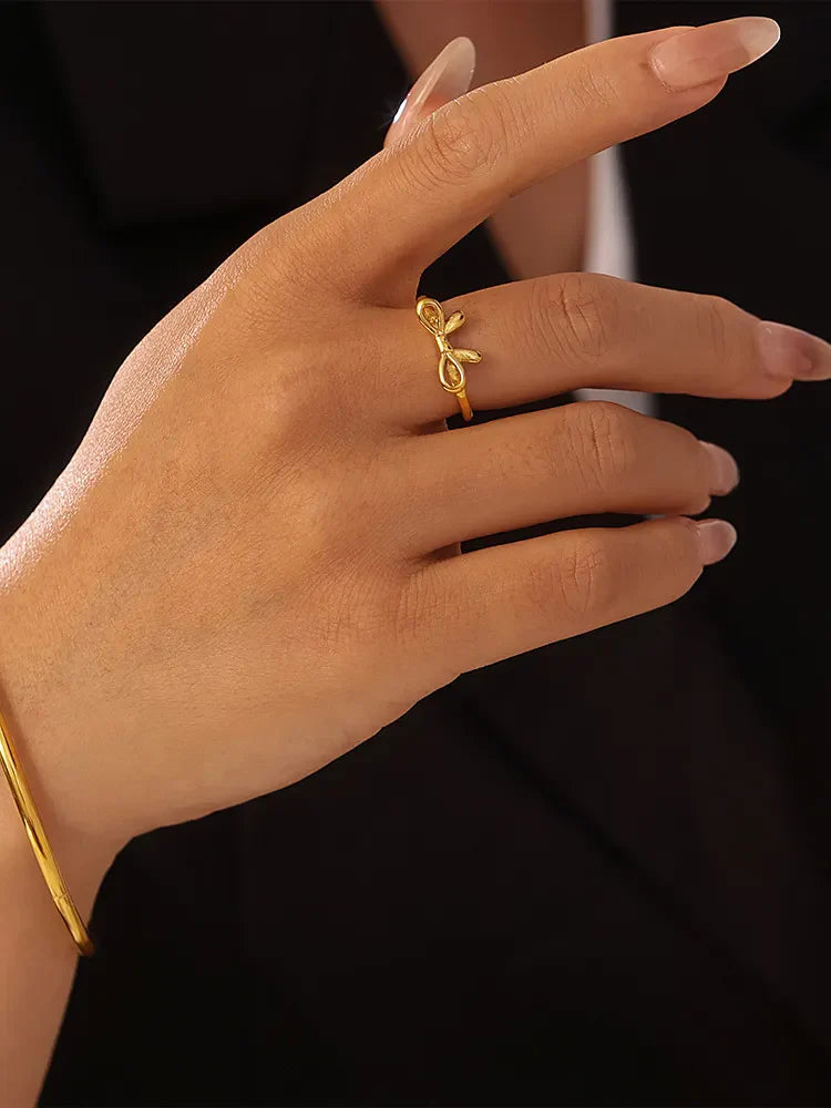 Gold bow contour ring, 18K gold-plated, delicate ring for casual wear.