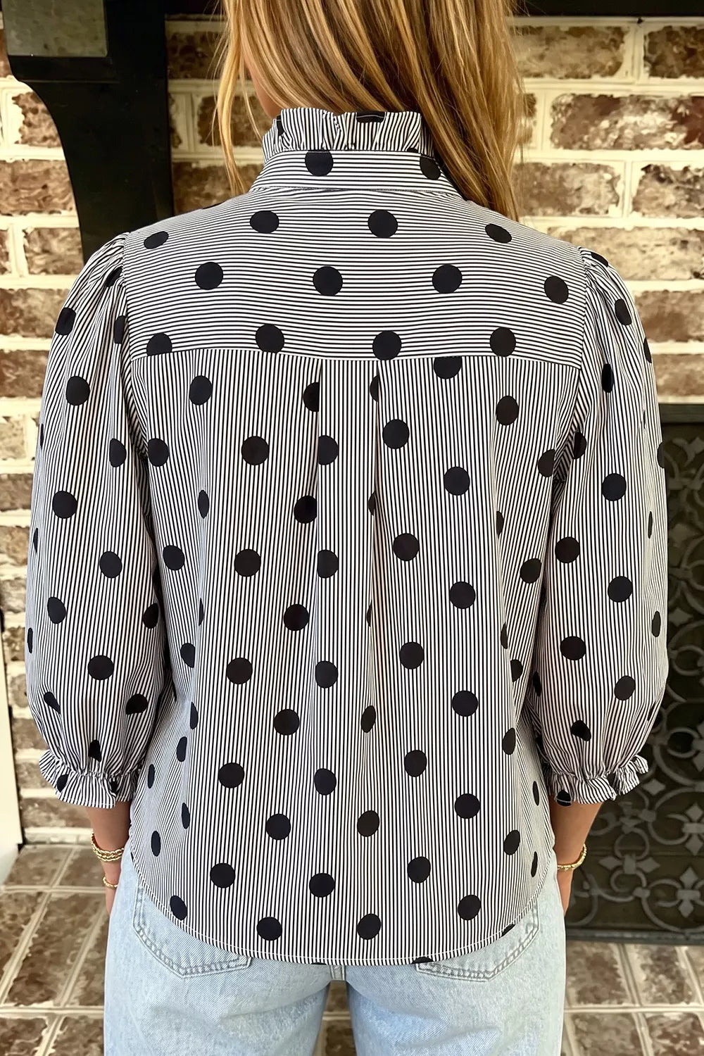 blouse in brown with polka dot and buttoned