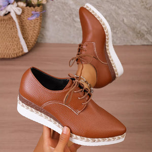 sneakers in Black with point toe and not applicable