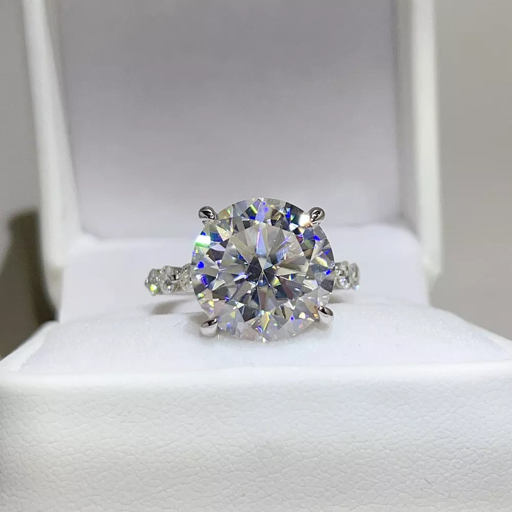 ring in silver featuring studded and fitted fit