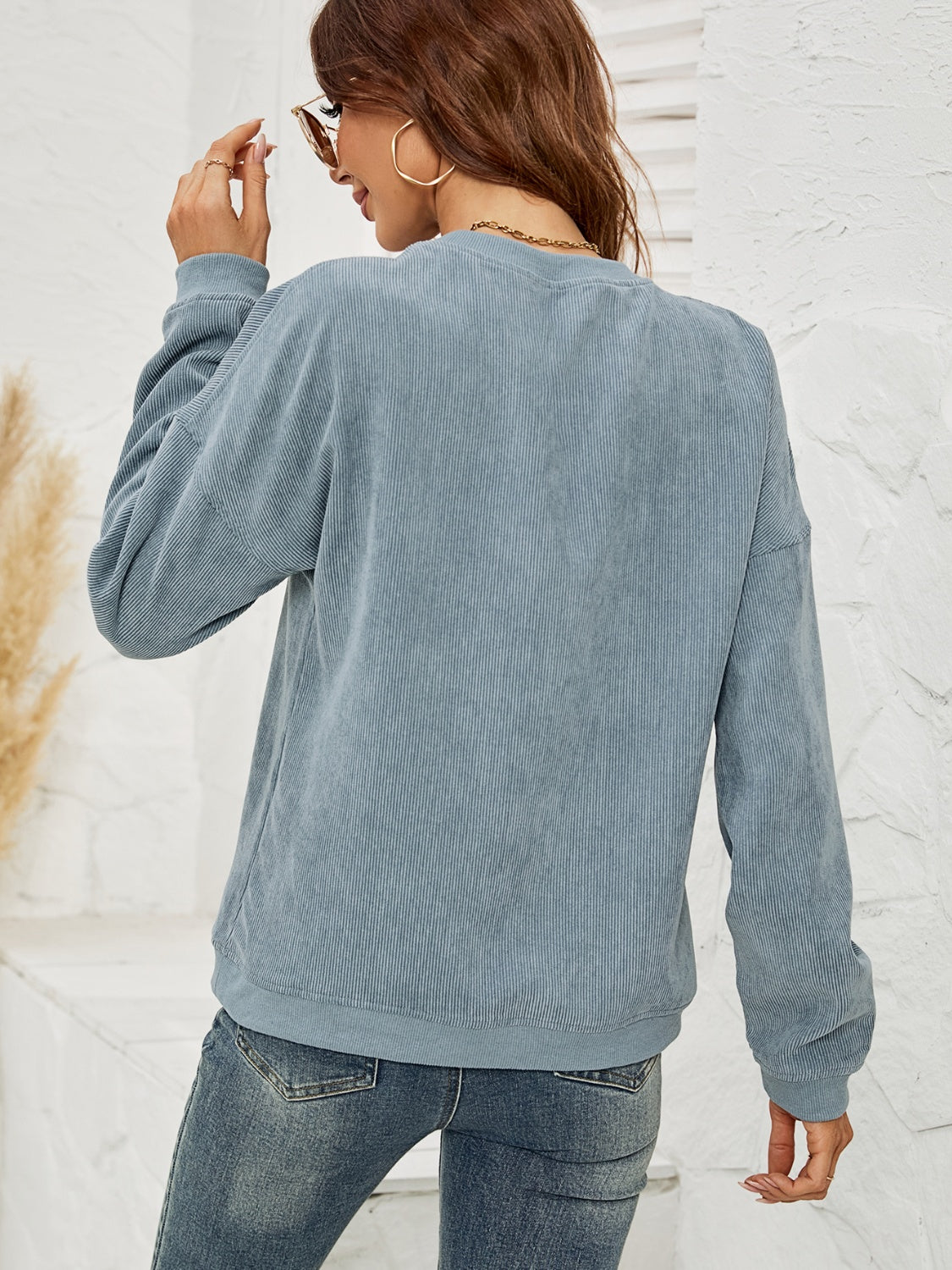 Misty Blue corduroy sweatshirt with crewneck and long sleeves, casual fit.