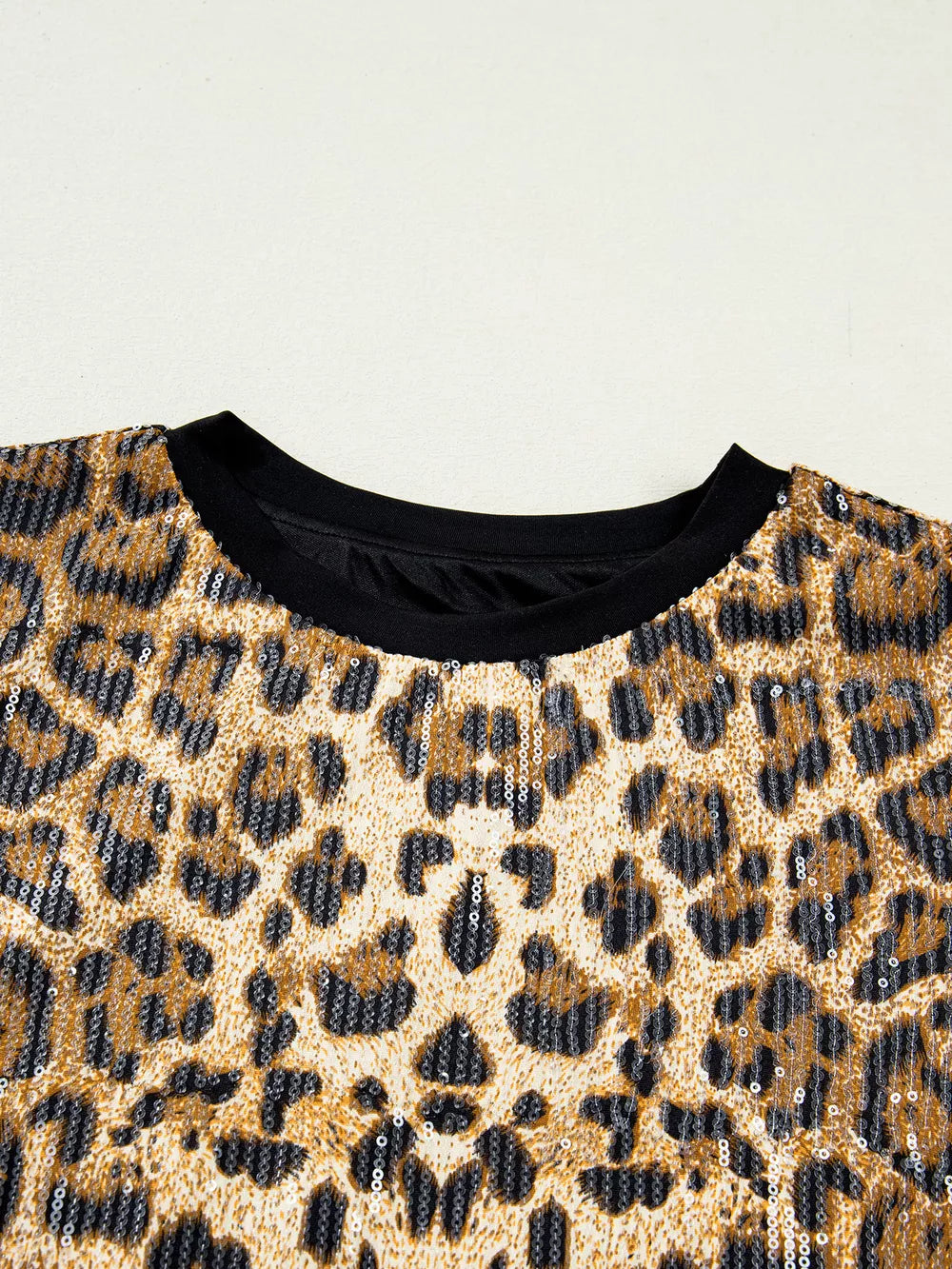t-shirt in black with sequin and hip-length