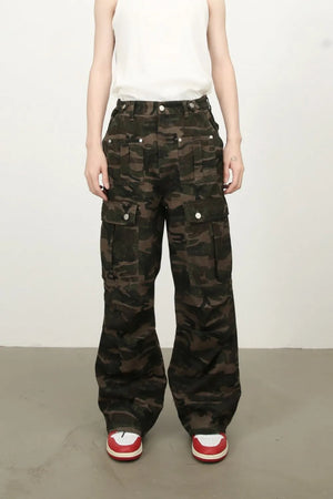 Wide-leg cargo pants in green camouflage with multiple pockets.