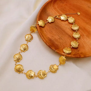 Gold necklace featuring adjustable length and shell motif