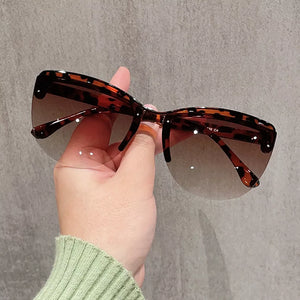 PC Frame material: Polycarbonate Lens material: Polycarbonate Temple material: P sunglasses in Style B with cat-eye