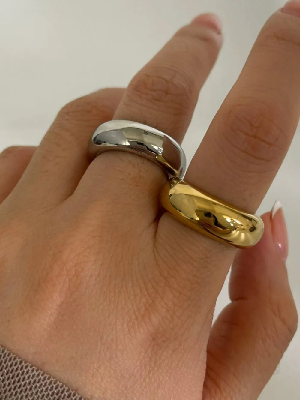 ring in gold featuring 2-piece set and dome fit