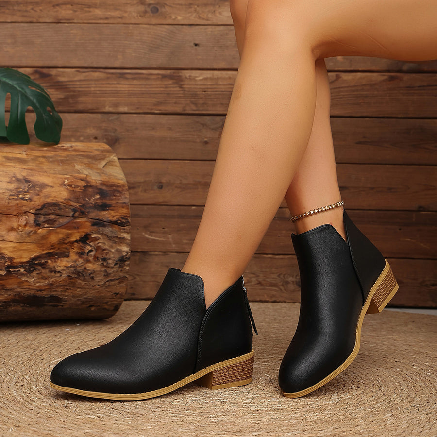 ankle boots in black featuring V-cut and fitted fit