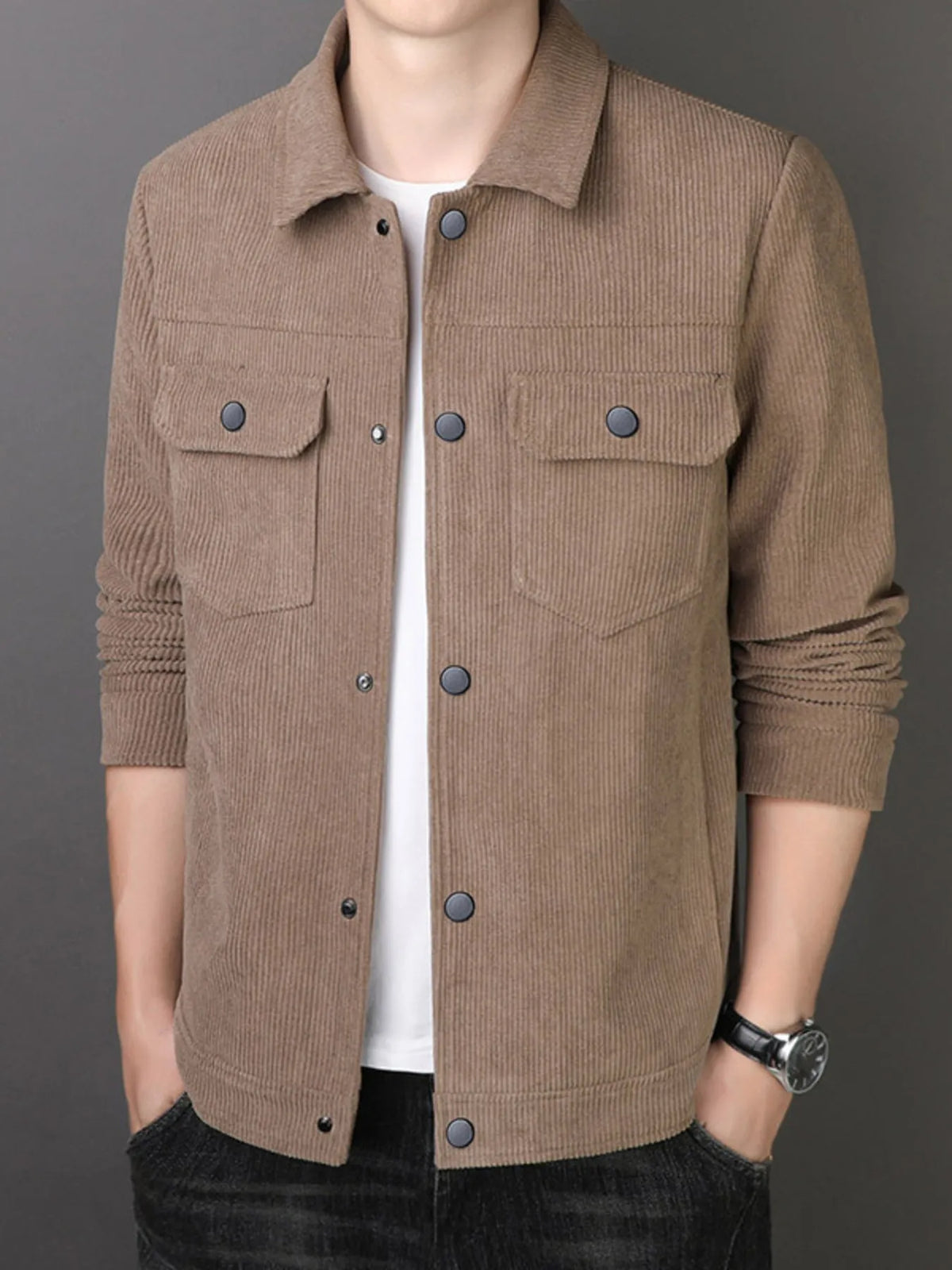 Casual corduroy button-down jacket in taupe with two chest pockets and button closure.
