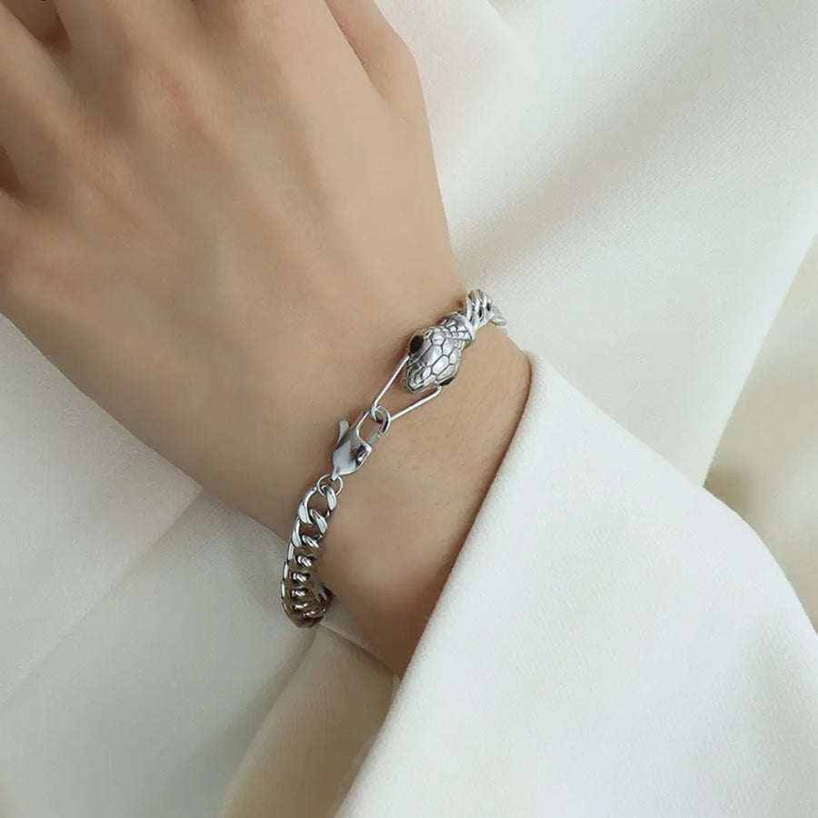 Serpentine chain bracelet in silver with a snake head clasp.