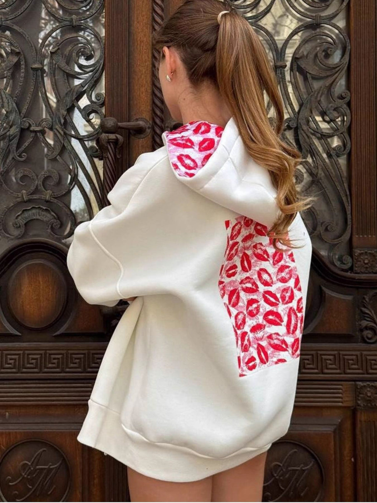 white zip hoodie with lips-print and hooded