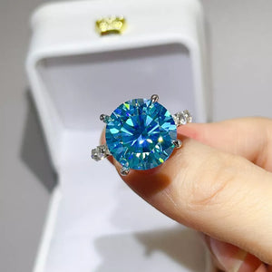 10 Carat 925 Sterling Silver Moissanite Ring in teal with faceted stone