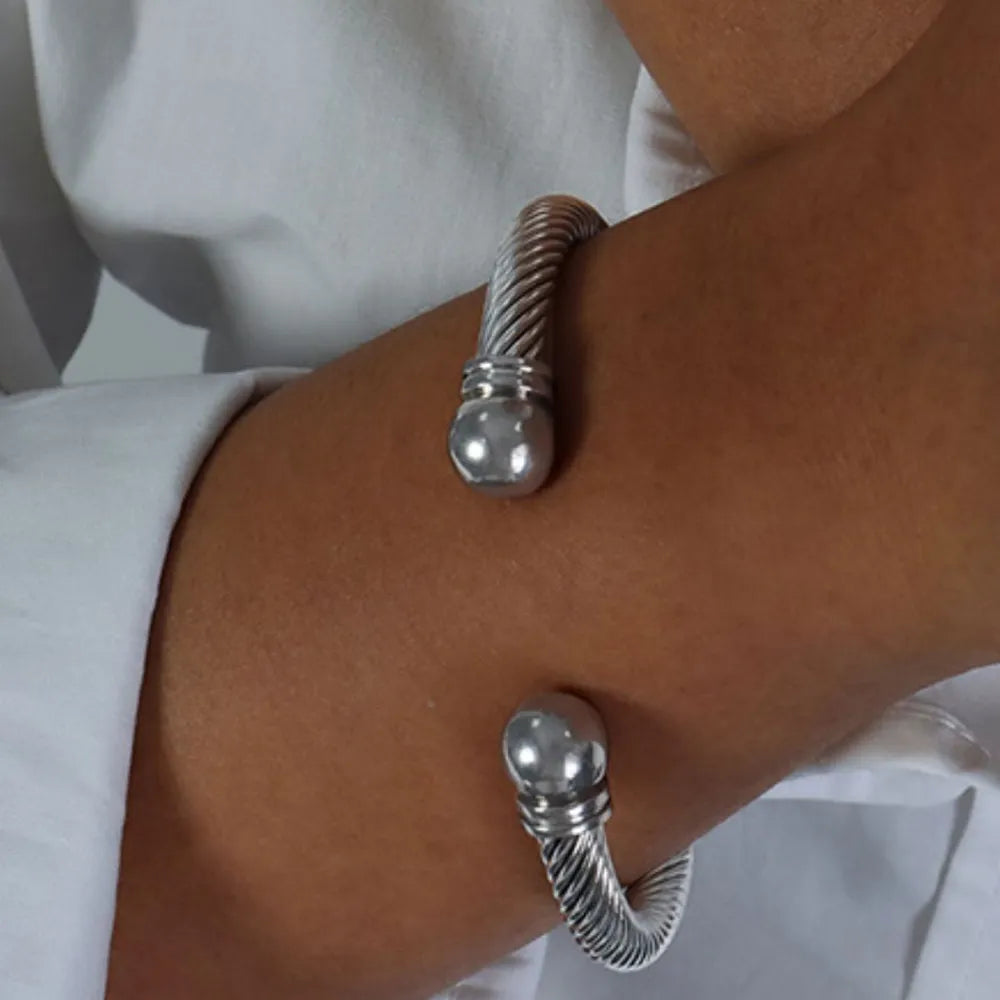 bracelet in Black with twisted cable and twisted cable design