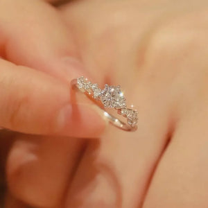 925 sterling silver,Moissanite Carat weight: 1ct Care instructions: Avoid wearin ring in Silver with fitted silhouette