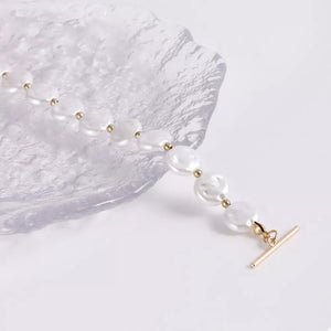 necklace in gold with pearl drop and choker