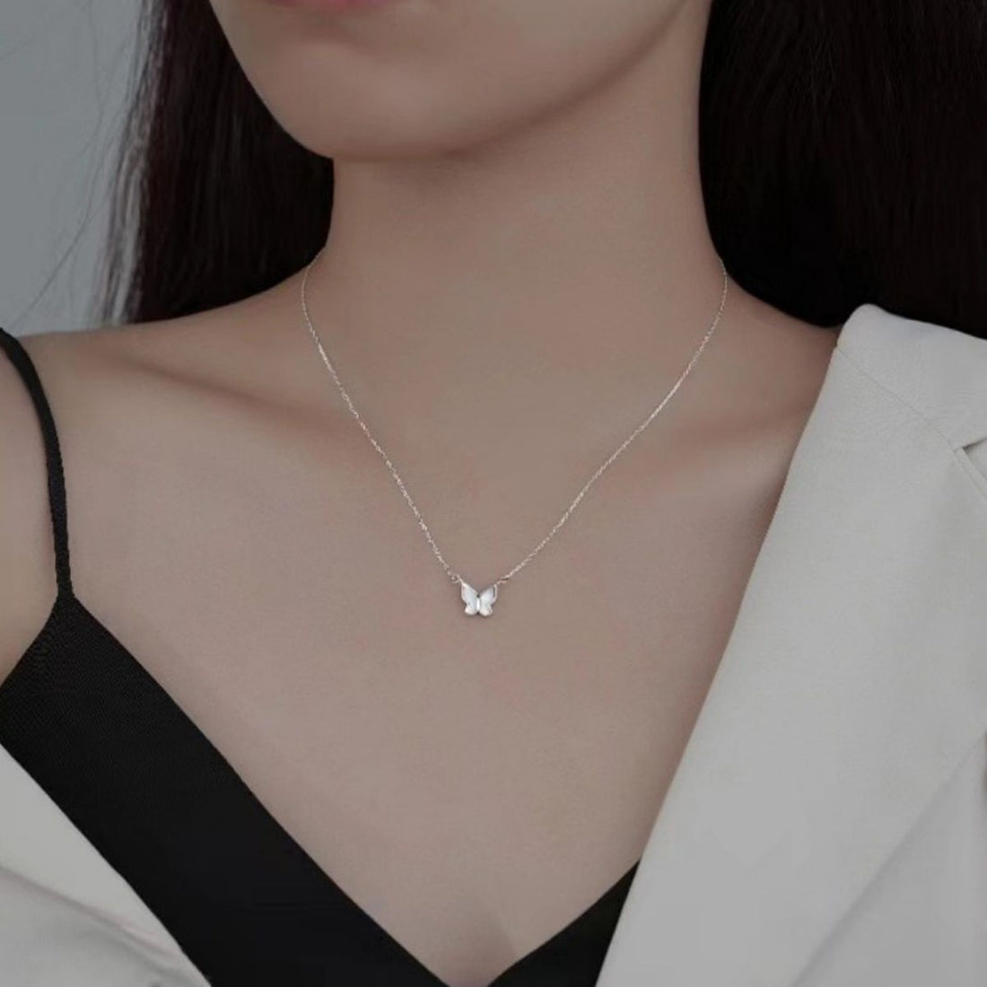 necklace in silver featuring pendant and straight fit