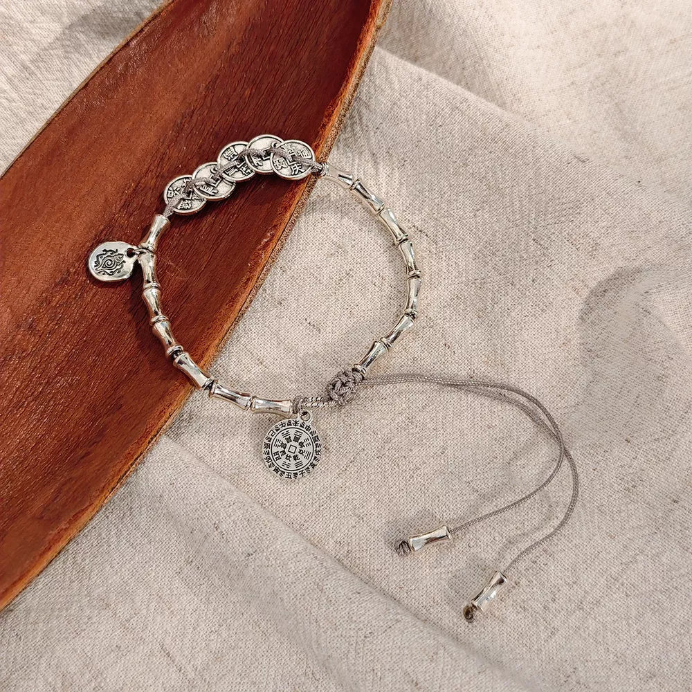 bracelet in silver featuring adjustable and fitted fit