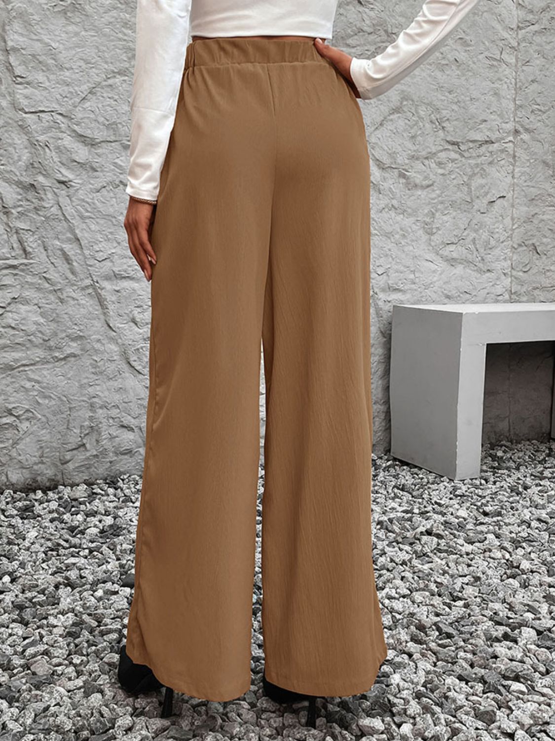 Belted palazzo trousers in caramel polyester with a fluid drape, wide leg.