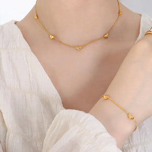 Gold chain necklace with scattered heart charms, 18K gold-plated.