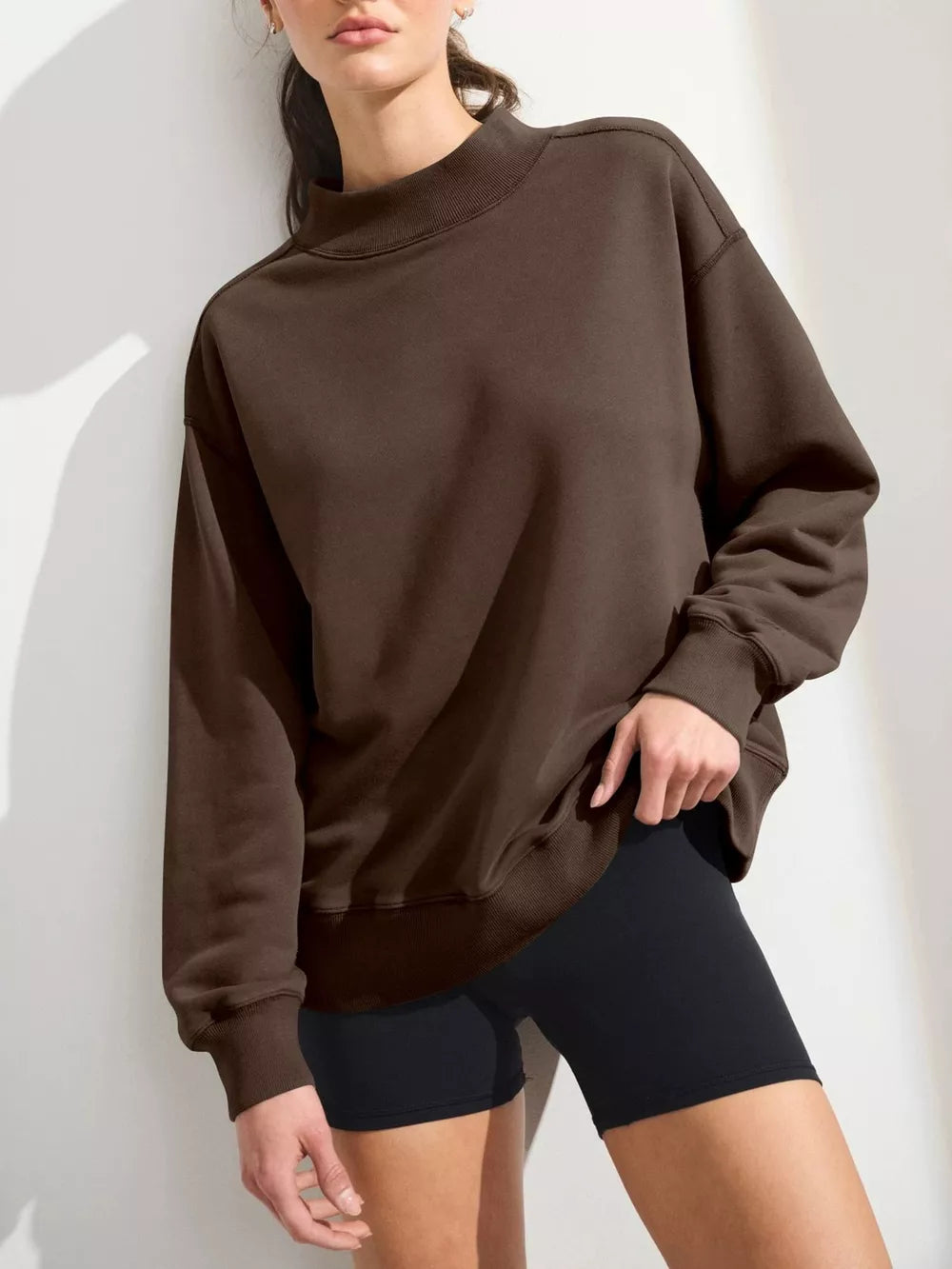 sweatshirt in dark brown featuring stretch and oversized fit