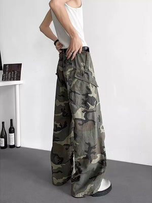 Oversized camouflage cargo pants for men in 100% polyester with multiple pockets.