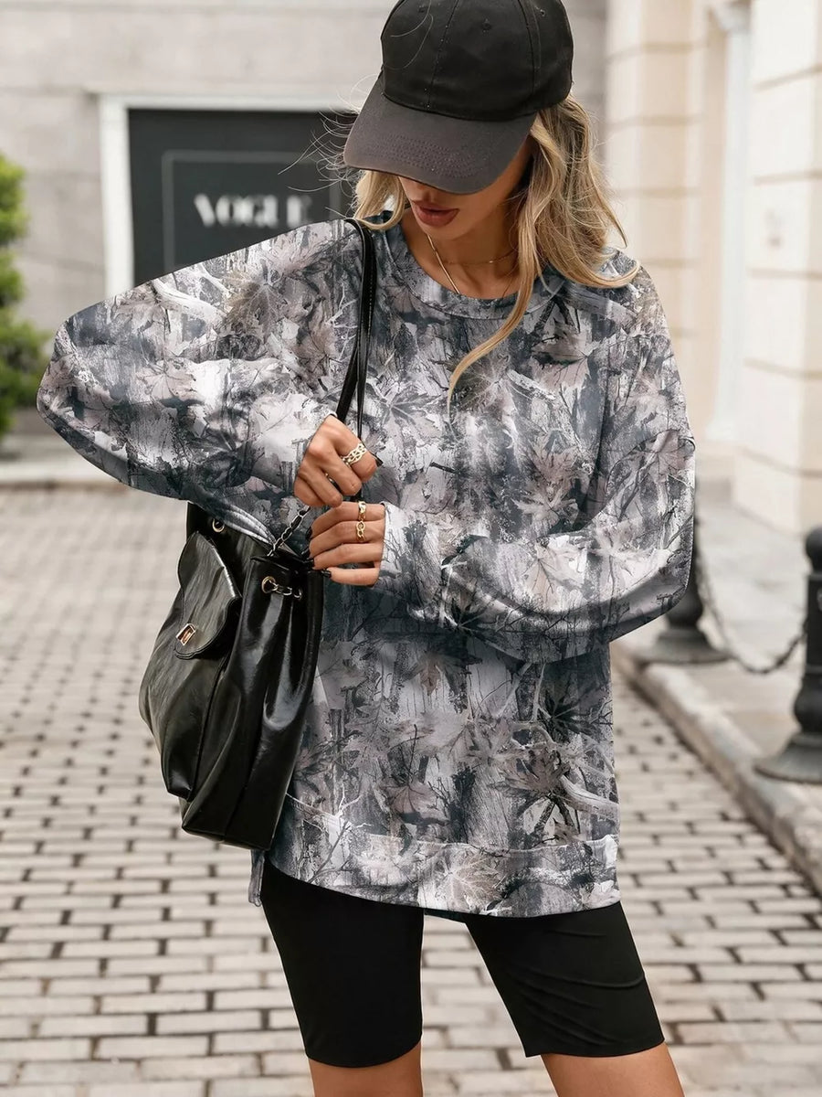 sweatshirt in light gray with crew neck and long sleeve