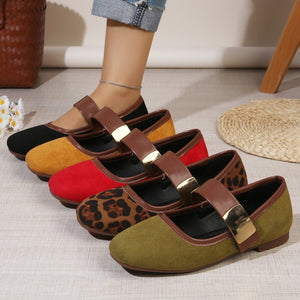 flats in black featuring round toe and flat fit