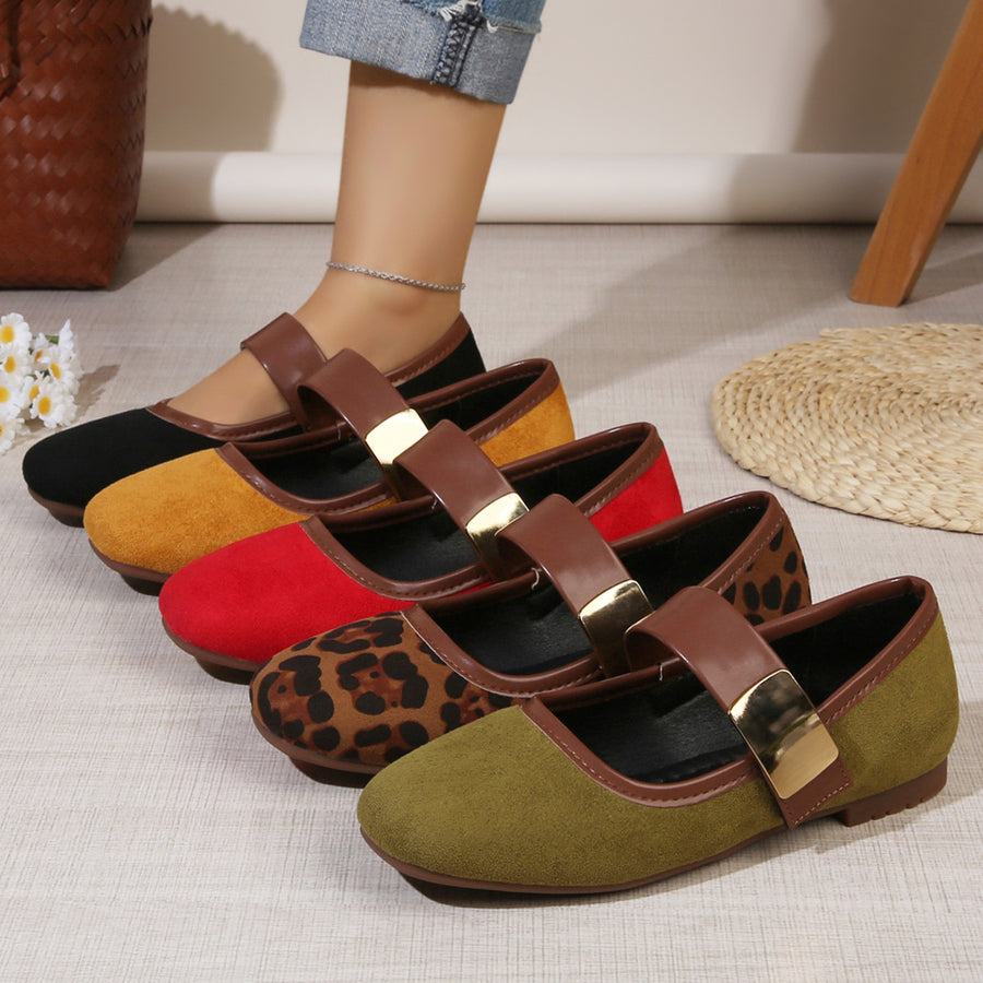 flats in black featuring round toe and flat fit
