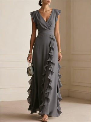 romantic maxi dress in Black with v-neck