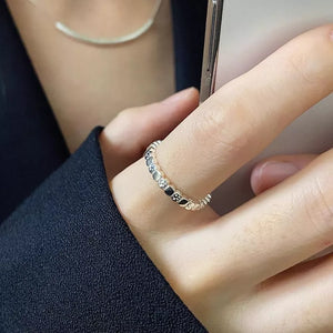 ring in silver featuring adjustable and fitted fit